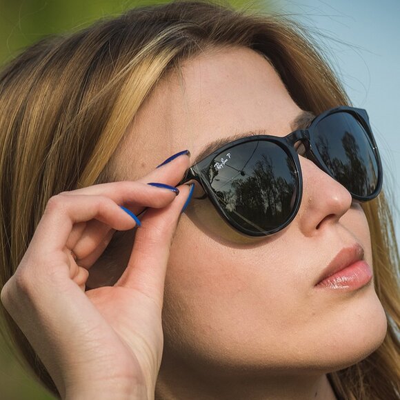 Ray-Ban Sunglasses RB4171 ERIKA 601/2P Shiny Black Round Frames Polarized Lenses main image 4